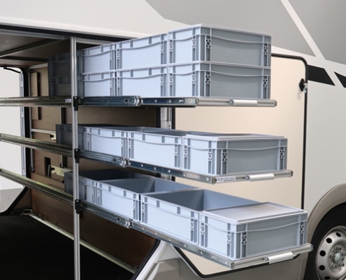 Wohnmobil Garagenausbau mit Heckregalauszügen für Boxen auf 3 Etagen