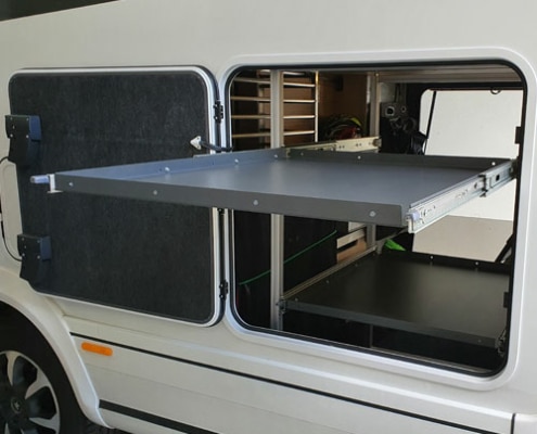 Wohnmobilheckauszug mit Metallfachboden