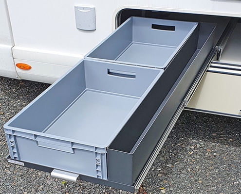 Wohnmobil Seiten- oder Unterflurauszug für Euroboxen und zusätzlicher Metallbox verbaut in einem Euramobil