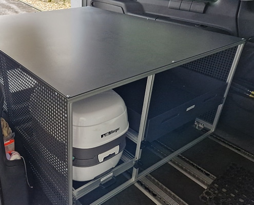 Minicamperausbau mit Metallschubladen und Auszüge für Porta-potti