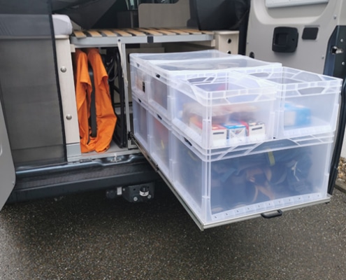 Vanausbau mit Auszügen für transparente Boxen