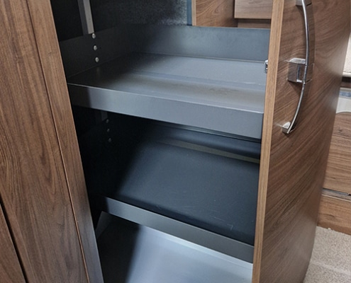 Wohnmobilschrank mehr Staufläche durch Fachböden aus Metall