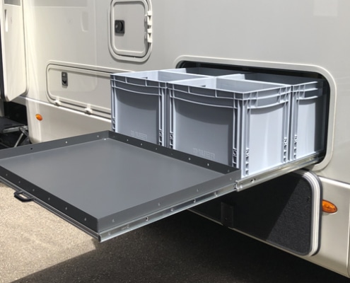 Wohnmobil Schwerlastauszug für die Seitenklappe als Kombi von Metallfachboden und Euroboxen