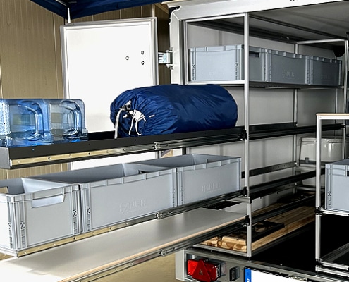 Anhängerausbau inklusive Biergarnitur, Metallschubladen, Auszüge für Boxen
