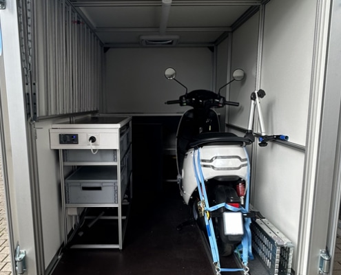 Anhängerausbau für Schlafmöglichkeit, E-Roller, Koch- und Waschmöglichkeit