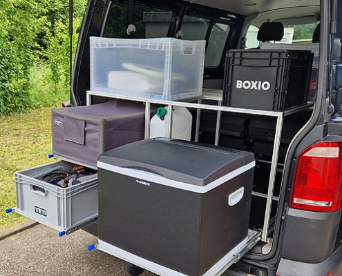 Microcamperasubau mit Schwerlastauszügen für Küchen- und Kühlboxen und weiteres Zubehör