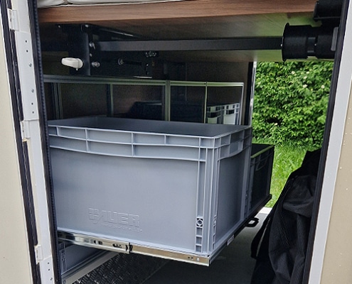 Wohnmobil-Heckausbau mit Auszugssystemen unters Hubbett