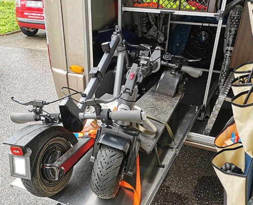 Wohnmobil-Heckausbau mit Schwerlastauszügen für Boxen und E-Scooter