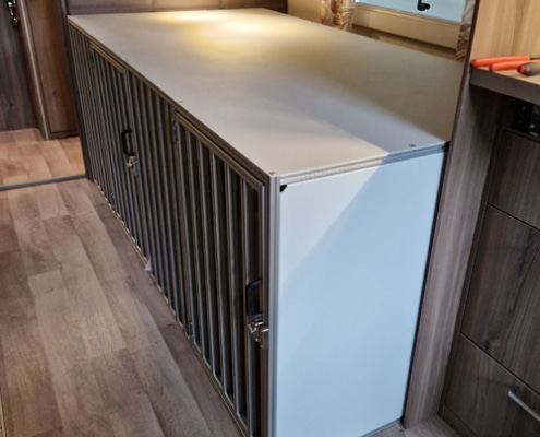 Wohnwagenausbau mit Hundeboxen und Bett