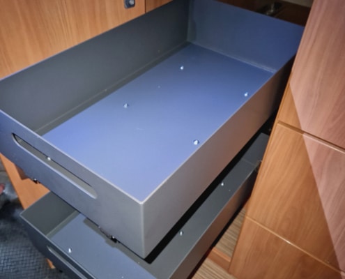 Wohnwagenausbau mit Schrankschubladen aus Metall