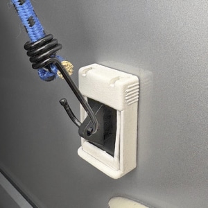 Wohnmobiltürhalter schützt beim Windstoß